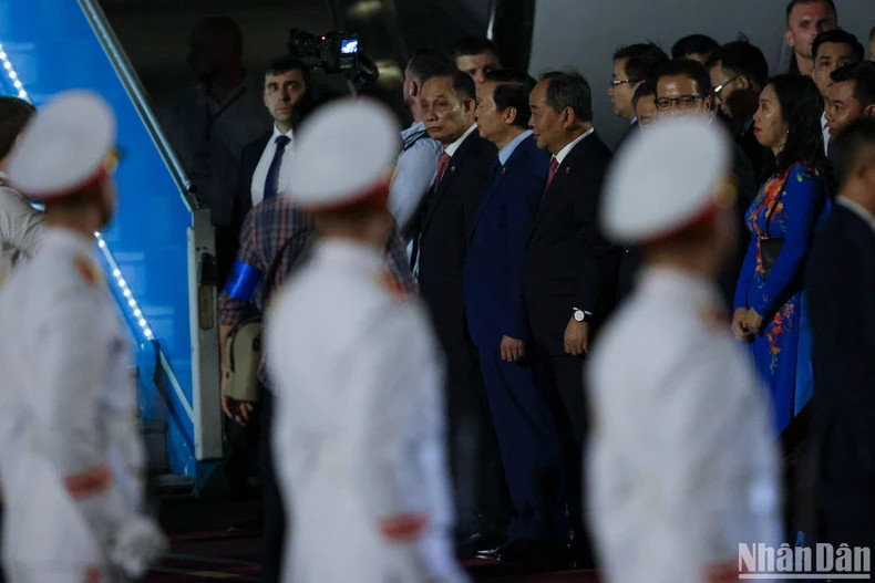越共中央书记处书记、中央对外部部长黎怀忠;越共中央委员、政府副总理、越俄政府间经贸和科技合作委员会越方主席陈红河在机场迎接。 越共中央书记处书记、中央对外部部长黎怀忠;越共中央委员、政府副总理、越俄政府间经贸和科技合作委员会越方主席陈红河在机场迎接。