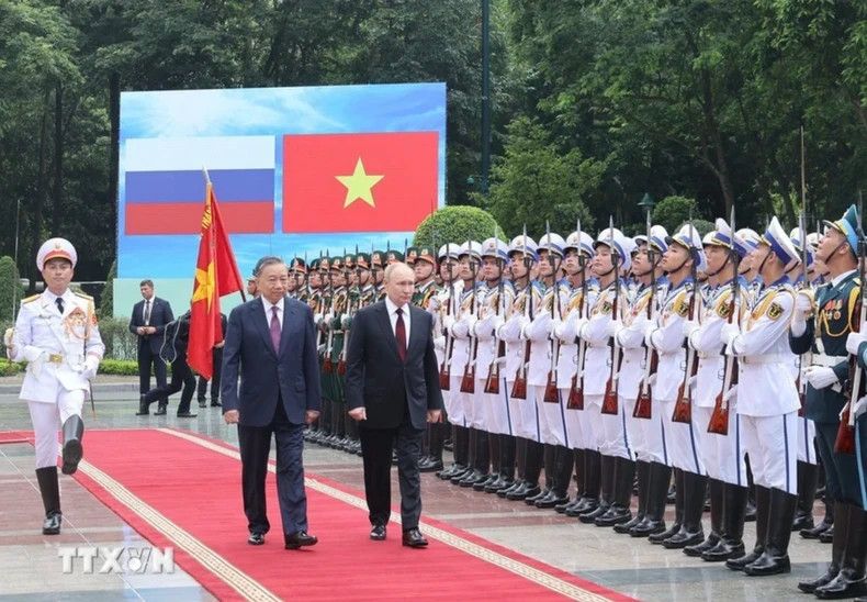 越南国家主席苏林和俄罗斯总统普京检阅仪仗队。 越南国家主席苏林和俄罗斯总统普京检阅仪仗队。