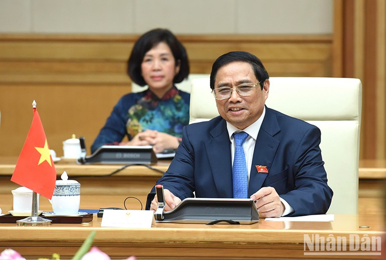 范明正总理发表讲话。