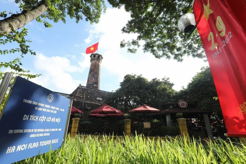 八月金秋,河内旗台遗迹区周围装饰着旗帜和海报。 八月金秋,河内旗台遗迹区周围装饰着旗帜和海报。