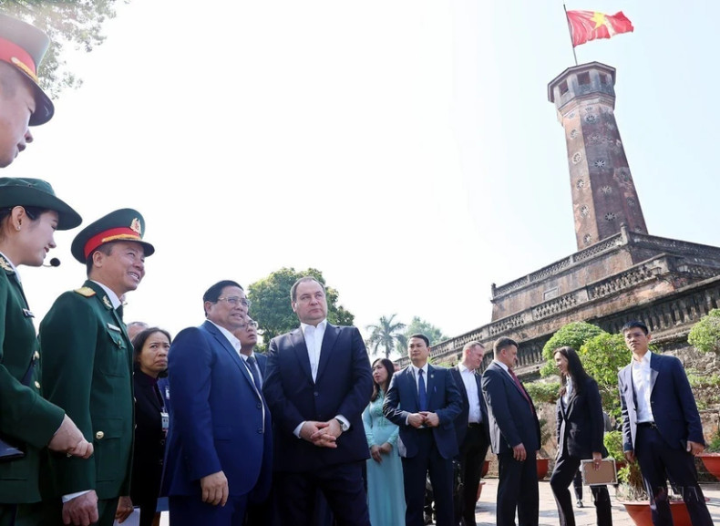 越南政府总理范明正与白俄罗斯总理罗曼·戈洛夫琴科参观河内旗台遗迹(2023年12月8日)。 越南政府总理范明正与白俄罗斯总理罗曼·戈洛夫琴科参观河内旗台遗迹(2023年12月8日)。