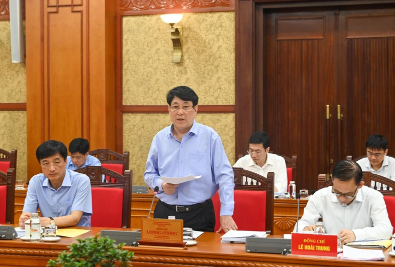 会务小组组长梁强发表讲话。 会务小组组长梁强发表讲话。