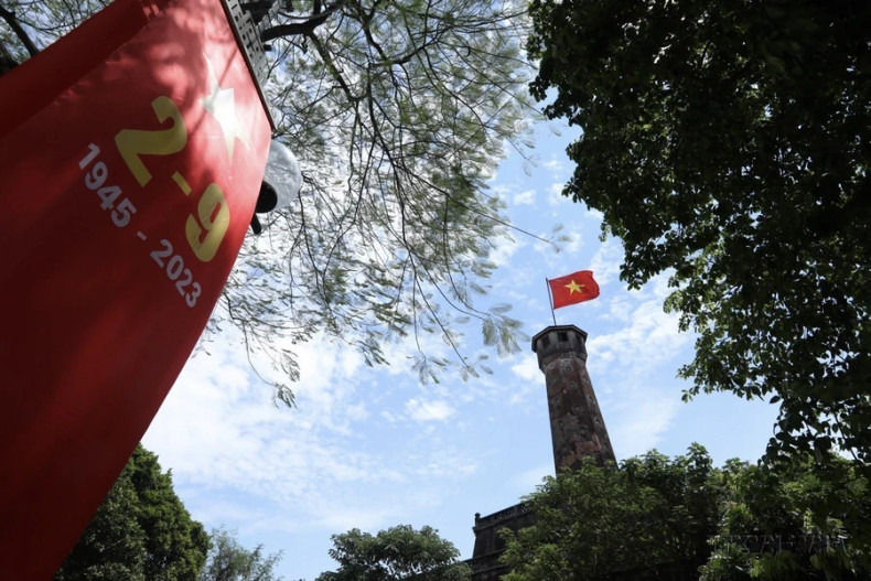 河内旗台位于巴亭郡奠边府街越南军事历史博物馆(原军队博物馆)内。 河内旗台位于巴亭郡奠边府街越南军事历史博物馆(原军队博物馆)内。