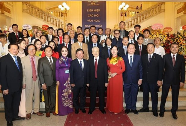阮富仲总书记与代表们合影。 阮富仲总书记与代表们合影。