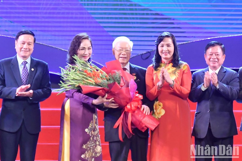阮富仲总书记获“致力于越南文学艺术事业纪念章”。 阮富仲总书记获“致力于越南文学艺术事业纪念章”。