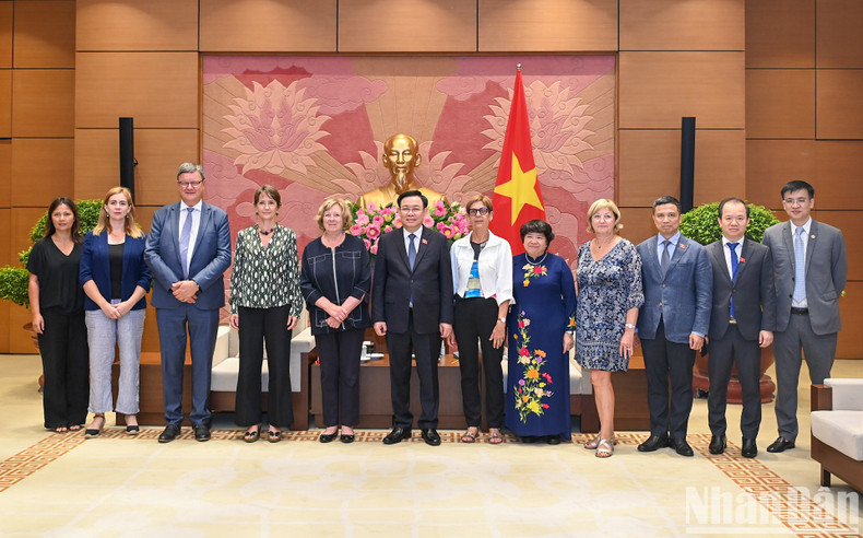 双方代表合影。