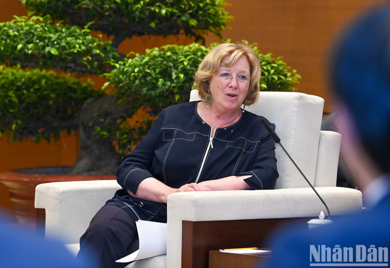 凯瑟琳·德罗什女士发表讲话。