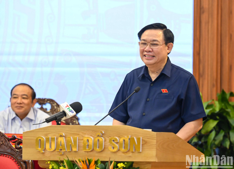 国会主席王廷惠发表讲话，交换并接受选民的意见和建议。