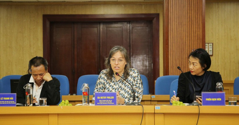 彭博慈善基金会公共卫生项目高级项目经理贝齐·富勒女士发表讲话。