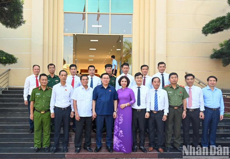 国会主席王廷惠与涂山郡代表和领导合影。