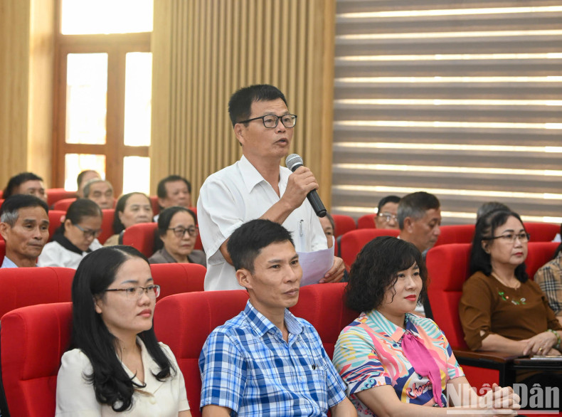 选民范文泉在会上表达了自己的观点。