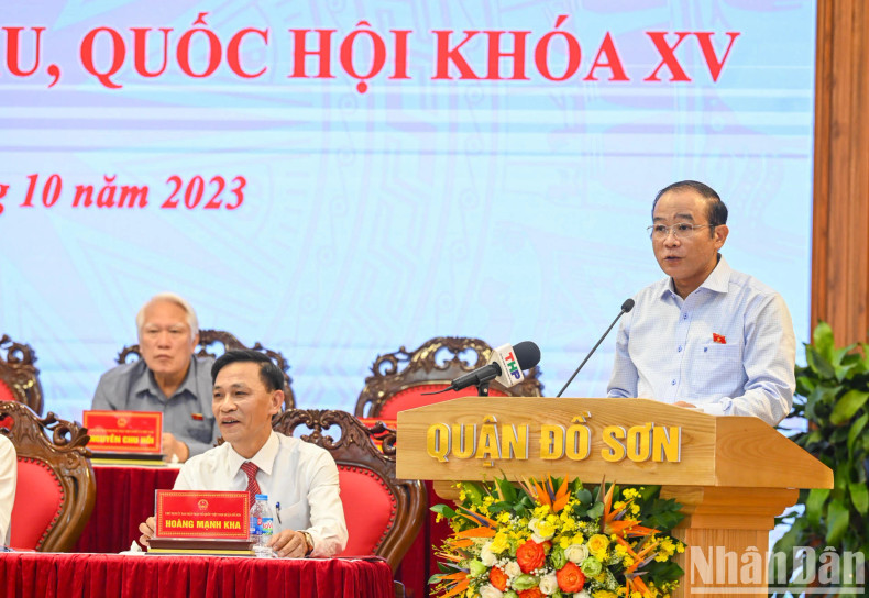 海防市国会代表团副团长吕青新向选民作报告。