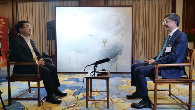 中国广西壮族自治区党委书记陈刚接受本报驻华记者采访。