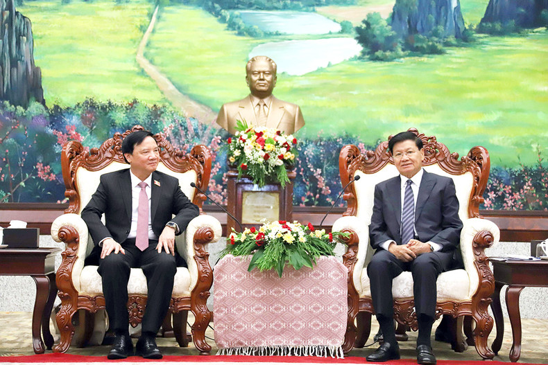 老挝人民革命党中央总书记、老挝国家主席通伦·西苏里会见越南国会副主席阮克定。