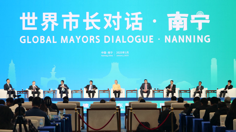 在“世界市长对话·南宁”主活动中,各国市长共同探讨“共建中国—东盟友好家园:城市开放与合作”的重要议题。 在“世界市长对话·南宁”主活动中,各国市长共同探讨“共建中国—东盟友好家园:城市开放与合作”的重要议题。