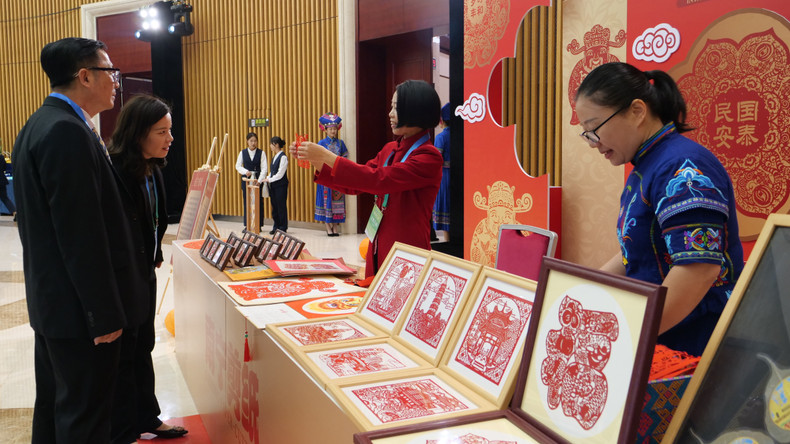 活动期间,各位代表体验当地非遗。 活动期间,各位代表体验当地非遗。