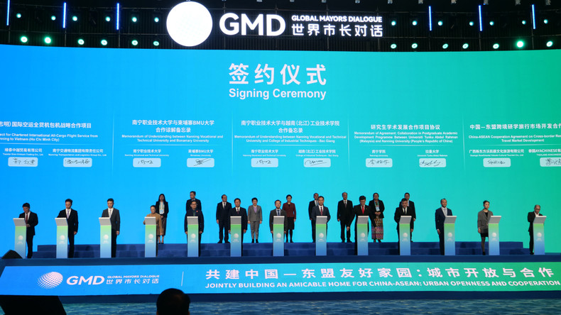 14个重大交流合作项目在活动期间得以签约。 14个重大交流合作项目在活动期间得以签约。