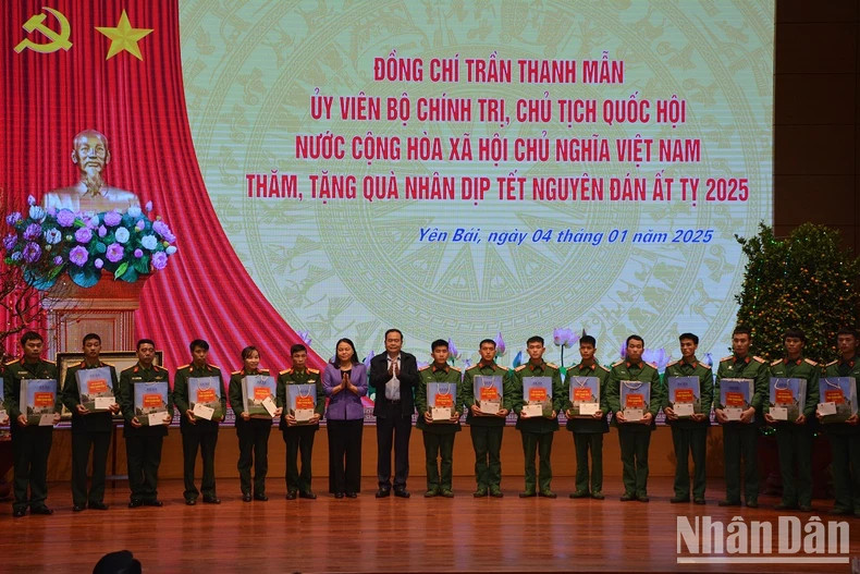 国会主席陈青敏看望慰问安沛省公安力量,向他们送去慰问品和致以新春祝福。 国会主席陈青敏看望慰问安沛省公安力量,向他们送去慰问品和致以新春祝福。