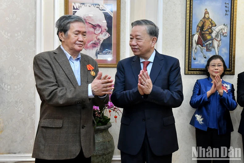 苏林总书记祝贺丁世兄同志荣获胡志明勋章。 苏林总书记祝贺丁世兄同志荣获胡志明勋章。