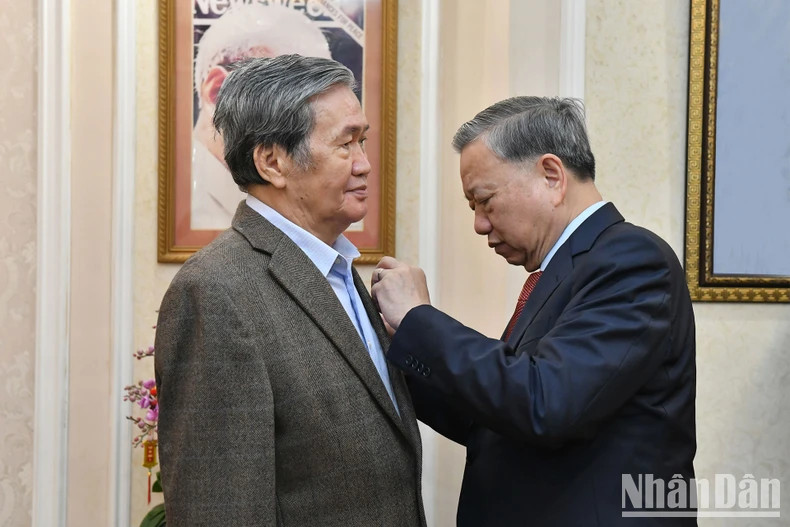 苏林总书记向丁世兄同志授予胡志明勋章。 苏林总书记向丁世兄同志授予胡志明勋章。