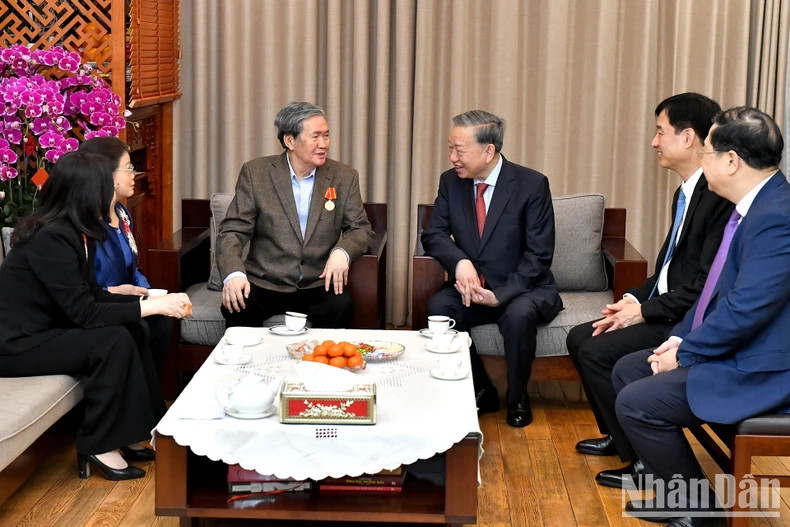 苏林总书记向丁世兄同志致以新春祝福。 苏林总书记向丁世兄同志致以新春祝福。