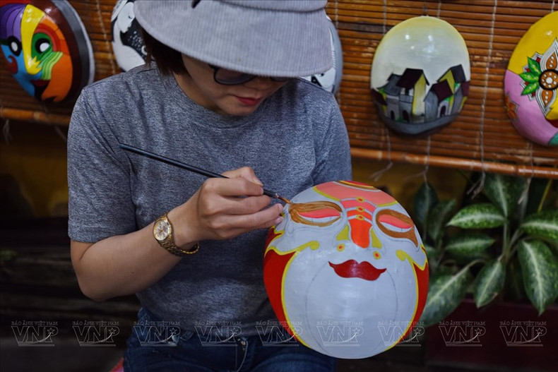 一位年轻的工匠在“时间面具”制作厂工作。 一位年轻的工匠在“时间面具”制作厂工作。