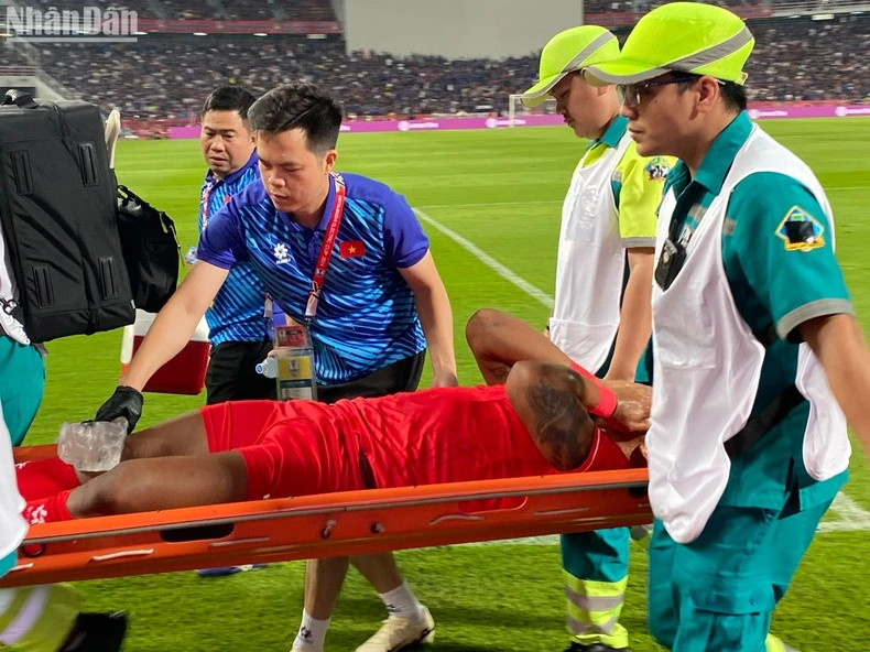 越南队入籍前锋阮春山一次助攻不小心摔倒受重伤出场。