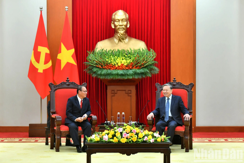 越共中央总书记苏林会见老挝公安部部长维莱·拉坎丰大将。