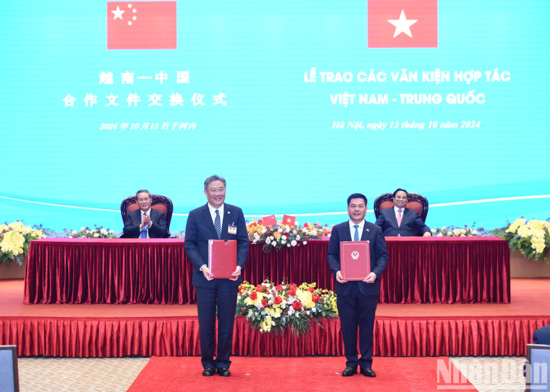 越南工贸部与中国商务部签署《关于加强构建可持续农业供应链合作》的谅解备忘录;《关于成立越中跨境经济合作区模式建设的研究组》的谅解备忘录 越南工贸部与中国商务部签署《关于加强构建可持续农业供应链合作》的谅解备忘录;《关于成立越中跨境经济合作区模式建设的研究组》的谅解备忘录