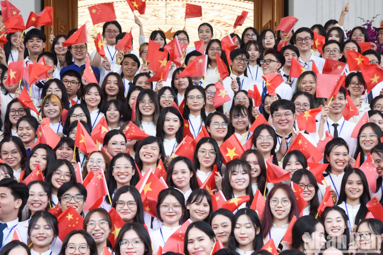 在场的河内国家大学学生。 在场的河内国家大学学生。