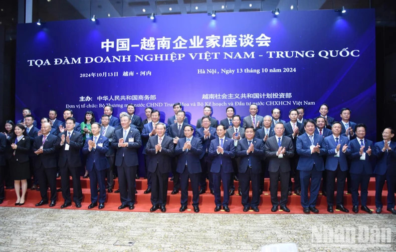 两位总理同双方代表合影。