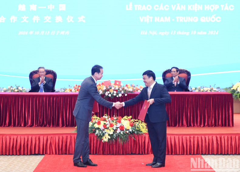 越南海关总局与中国海关总署签署《关于越南海关优先企业计划和中国海关企业信用管理计划互认协议》的行动计划。 越南海关总局与中国海关总署签署《关于越南海关优先企业计划和中国海关企业信用管理计划互认协议》的行动计划。