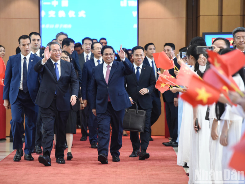 越南政府总理范明正与中国国务院总理李强共同见证双边合作文件签署。 越南政府总理范明正与中国国务院总理李强共同见证双边合作文件签署。