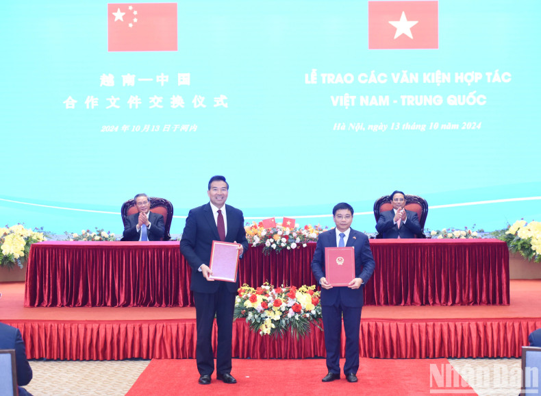 越南交通运输部与中国国家国际发展合作署签署《关于同登—河内和芒街—下龙—海防两条标准轨铁路规划援助项目现场勘查和可行性研究》的工作纪要。 越南交通运输部与中国国家国际发展合作署签署《关于同登—河内和芒街—下龙—海防两条标准轨铁路规划援助项目现场勘查和可行性研究》的工作纪要。