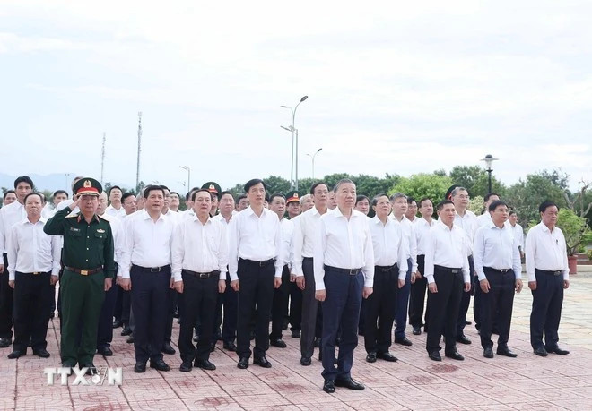 12月5日上午,越共中央总书记苏林率越共中央工作代表团前往宁顺省烈士陵园敬香缅怀英烈。 12月5日上午,越共中央总书记苏林率越共中央工作代表团前往宁顺省烈士陵园敬香缅怀英烈。