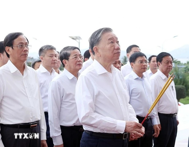 12月5日上午,越共中央总书记苏林率越共中央工作代表团前往宁顺省烈士陵园敬香缅怀英烈。 12月5日上午,越共中央总书记苏林率越共中央工作代表团前往宁顺省烈士陵园敬香缅怀英烈。