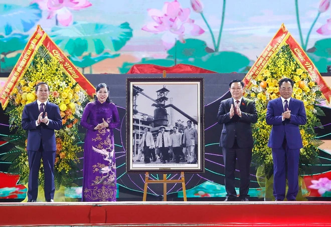 国会主席王廷惠向太原省人民赠送《胡伯伯造访太原钢铁厂》画作。 国会主席王廷惠向太原省人民赠送《胡伯伯造访太原钢铁厂》画作。