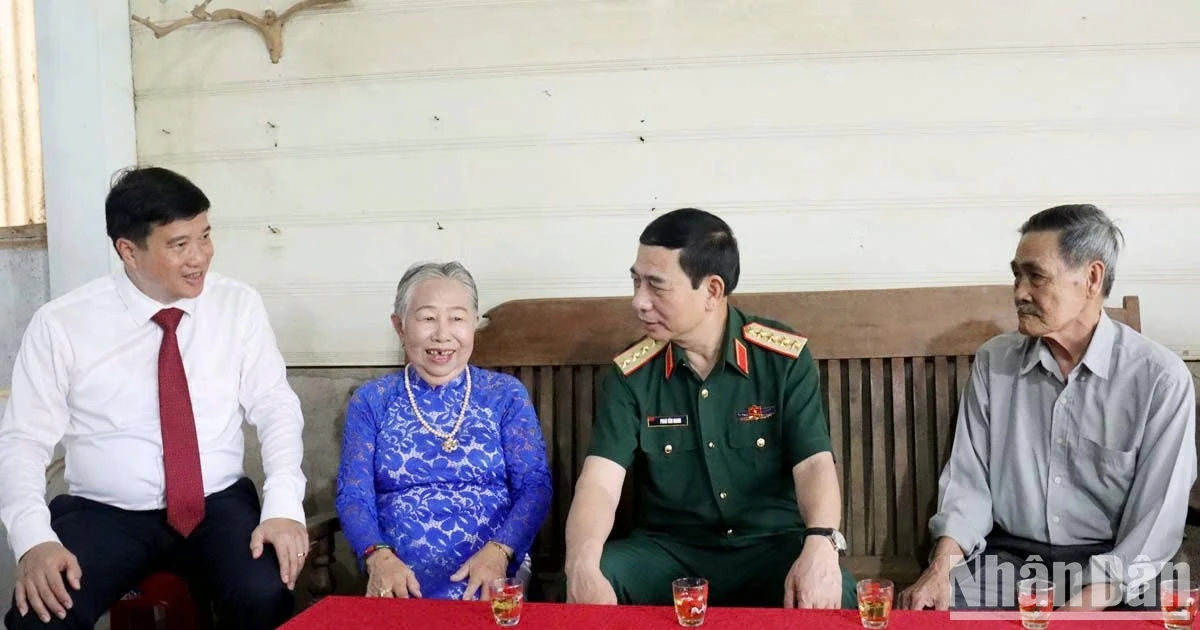 Đại tướng Phan Văn Giang thăm các gia đình đặc biệt tỉnh Lâm Đồng và tặng quà