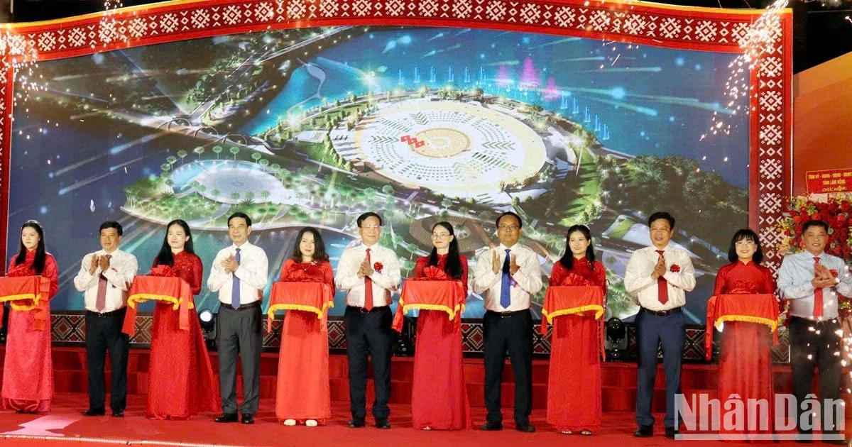 Đại tướng Phan Văn Tưởng dự lễ khánh thành Trung tâm Thương mại Chiayi Central Plaza, tỉnh Lâm Đồng