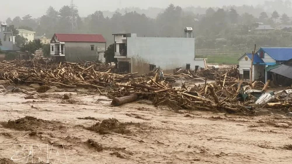 Mưa lớn gây lũ quét và lở đất ở 4 tỉnh miền núi phía Bắc Việt Nam. Tỉnh Lai Châu có 1 người chết và 4 người mất tích.