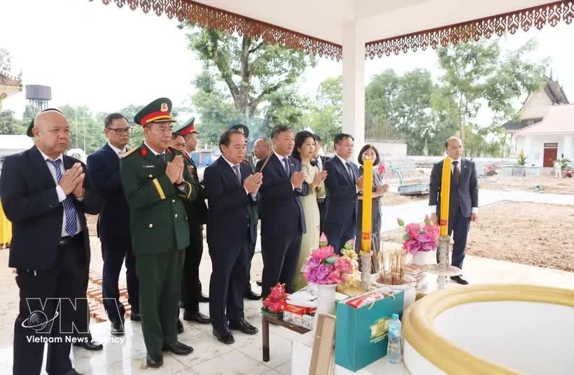 Kỷ niệm 79 năm Ngày Quân đội và Liệt sĩ Việt Nam: Tri ân các anh hùng, liệt sĩ ở Lào