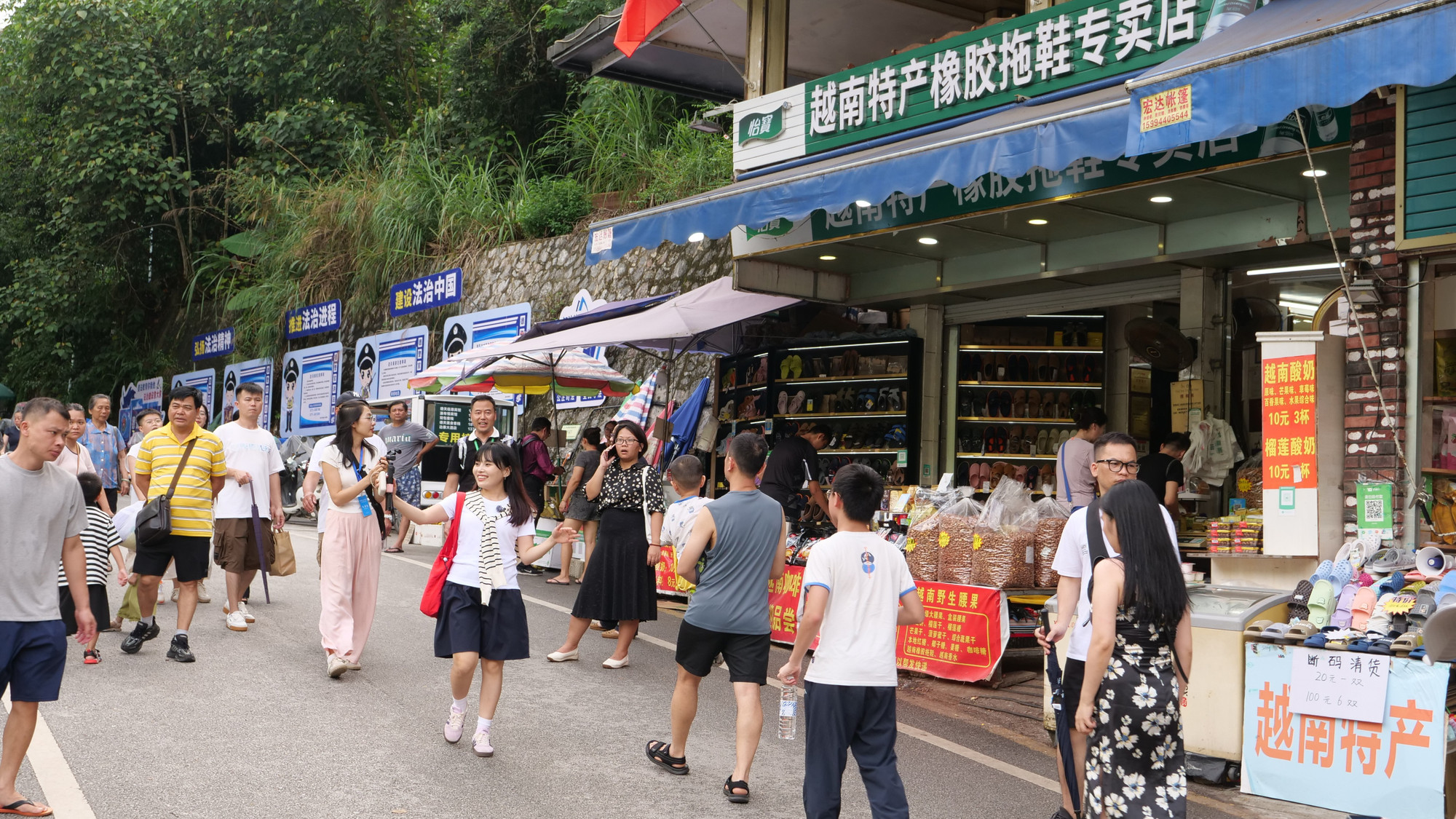 旅游旺季时生意红红火火。 a10-p2305133.jpg