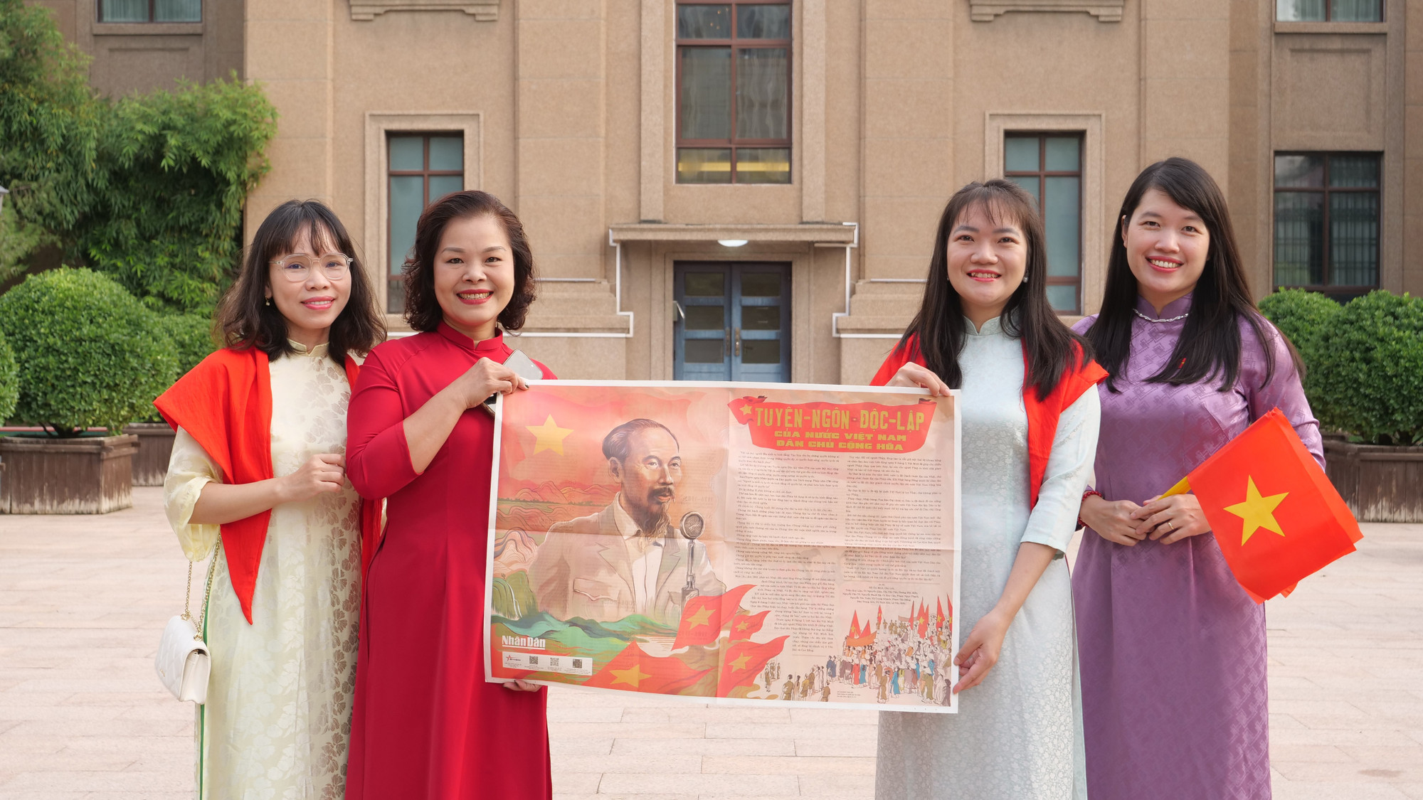 旅居中国越南人喜迎越南《人民报》特刊及专题副刊。 a03-p2340477.jpg
