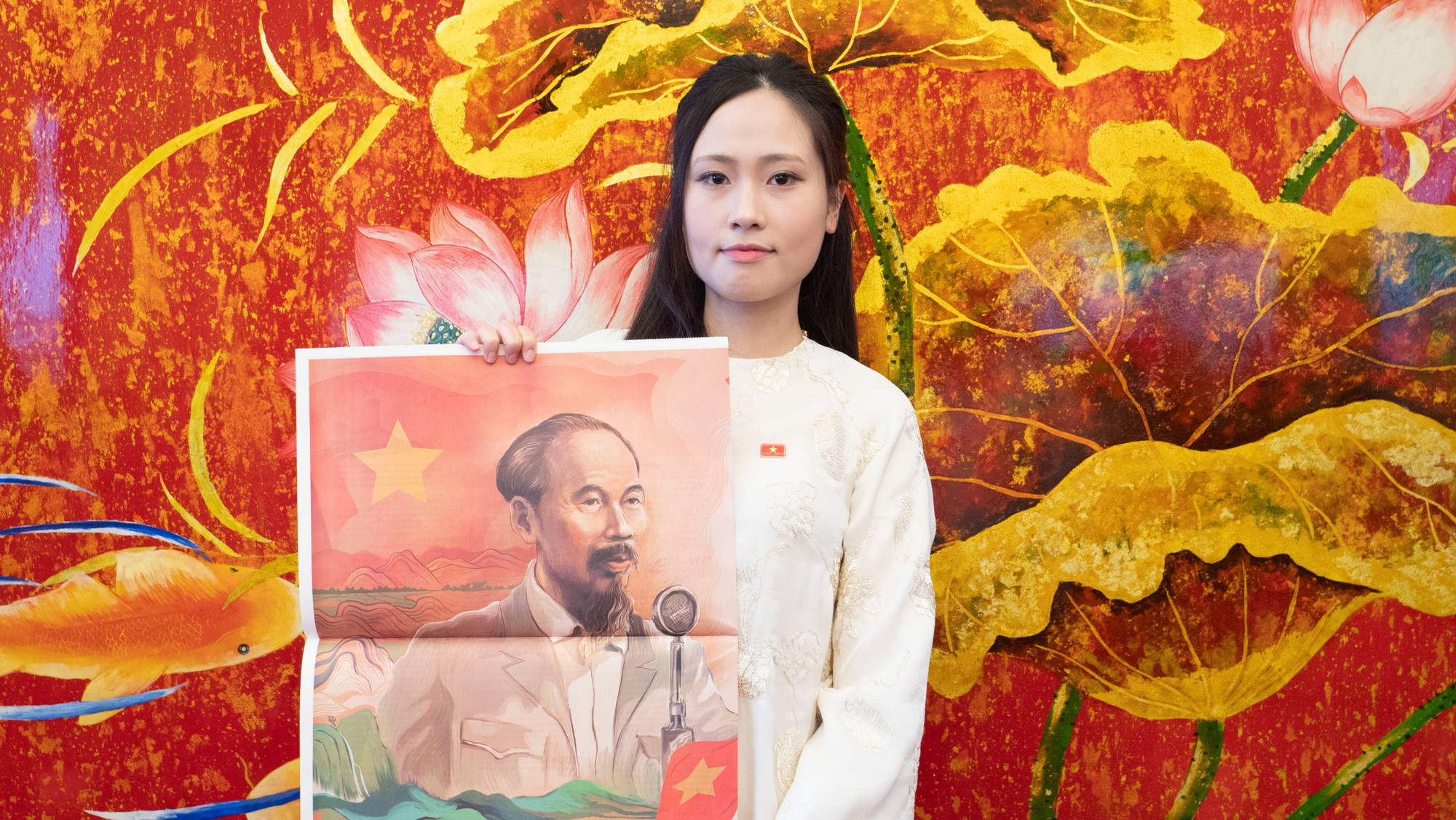 越南留学生阮淑英手上拿着越南《人民报》专题副刊。 a07-p2341036.jpg