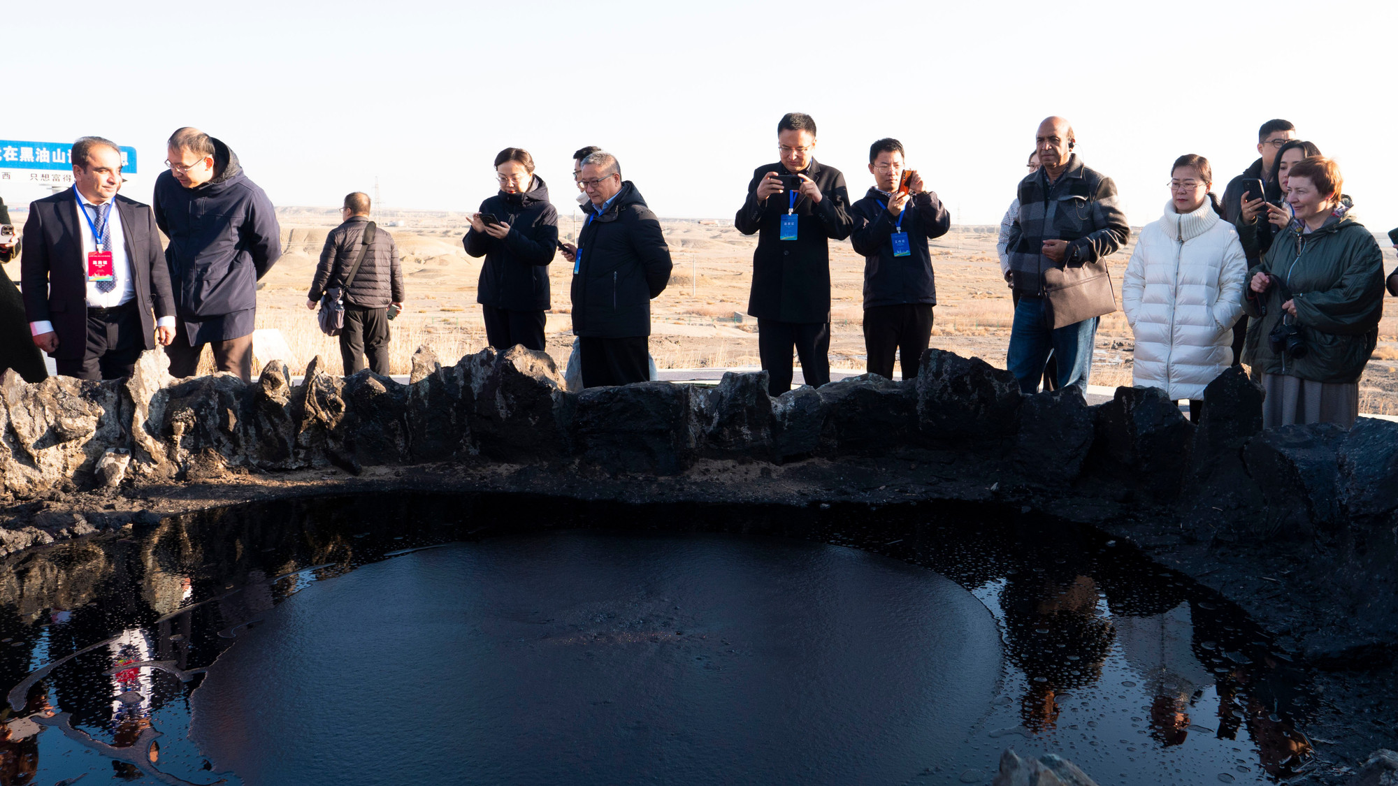 外国媒体参观克拉玛依市黑油山。
