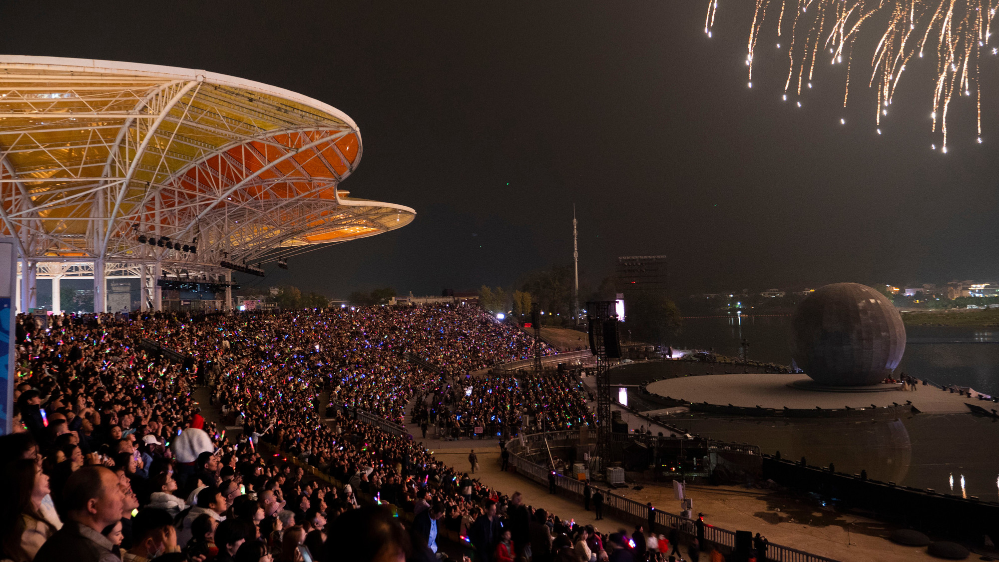 浏阳市天空剧院作为驻场烟花演绎代表,拥有9000人规模的场地和舞台。 a02-p2427754-1.jpg