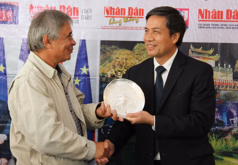 越南《人民报》社展位亮相2018年法国《人道报》节 ảnh 3