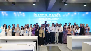 参加活动的嘉宾合影留念。