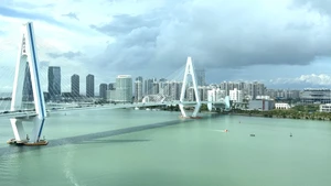 中国海南省海口市的世纪大桥。（杜有兴 摄）