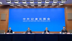 10月15日上午，中国国务院新闻办公室新闻局和海南省新闻办公室在海口联合举办中外记者见面会。（杜有兴 摄）